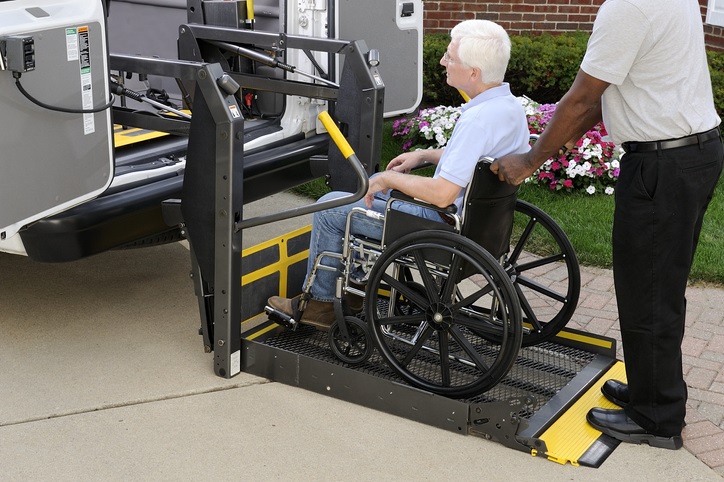 transport osoby na wózku inwalidzkim